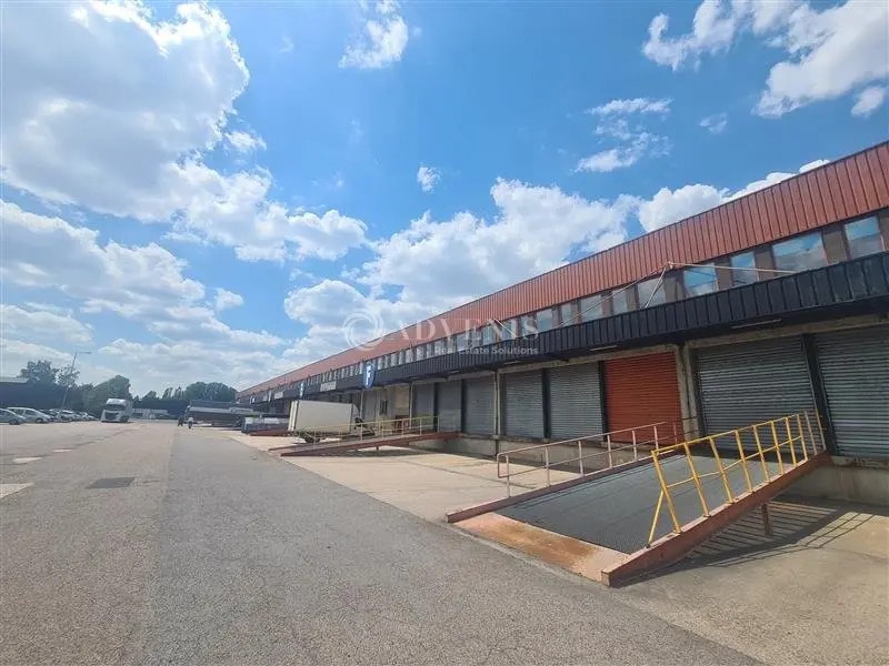 Location Local d'activités 751 m² - Photo 1