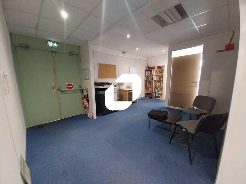 Office in Montigny Le Bretonneux to rent - Interior Photo - Image 3 of 8
