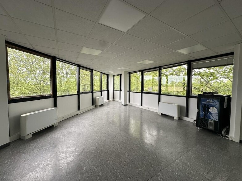 644 L'Occitane, Labège to rent - Building Photo - Image 3 of 6