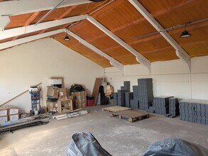 Pennypot Ln, Chobham to rent Interior Photo- Image 2 of 2