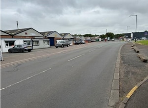 Carlyon Rd, Atherstone to rent Building Photo- Image 2 of 8
