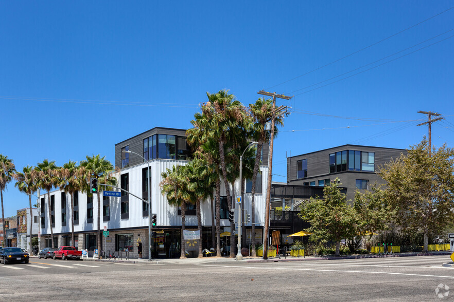 1645 Abbot Kinney Blvd, Venice, CA for rent - Building Photo - Image 3 of 11