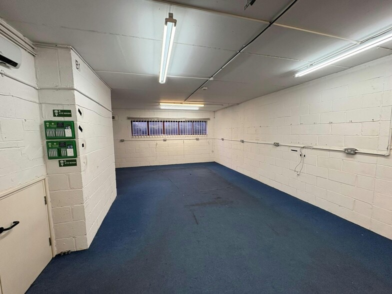 Alice Way, Hounslow to rent - Building Photo - Image 3 of 17