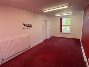 158 Millbrook Rd E, Southampton to rent Interior Photo- Image 2 of 5