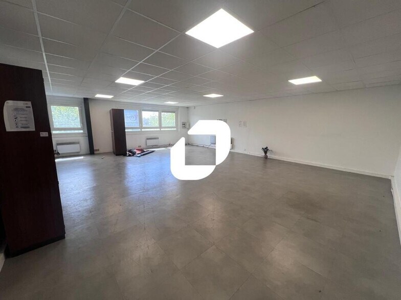 1-2 Rue De La Voie Gallo-Romaine, Quincy-Voisins to rent - Interior Photo - Image 3 of 4