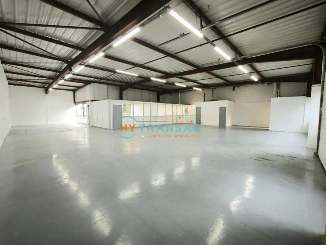 Light Industrial in Villebon-sur-Yvette to rent Interior Photo- Image 1 of 14