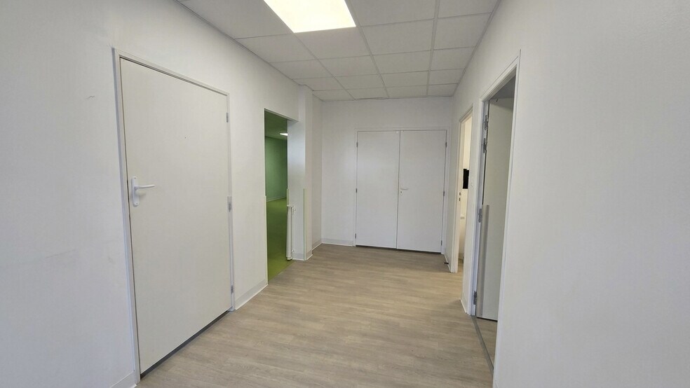 Light Industrial in La Crau to rent - Building Photo - Image 2 of 9