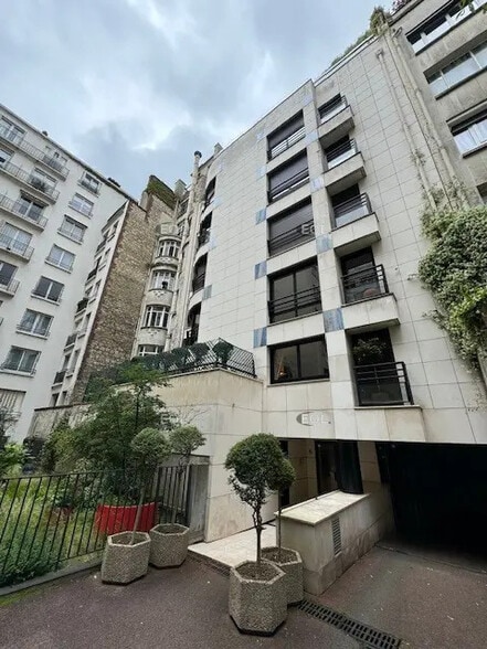 Build-to-Rent in Paris for sale - Building Photo - Image 1 of 6