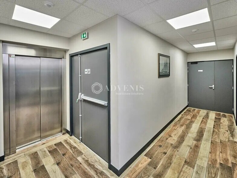 Office in Osny to rent - Lobby - Image 2 of 4