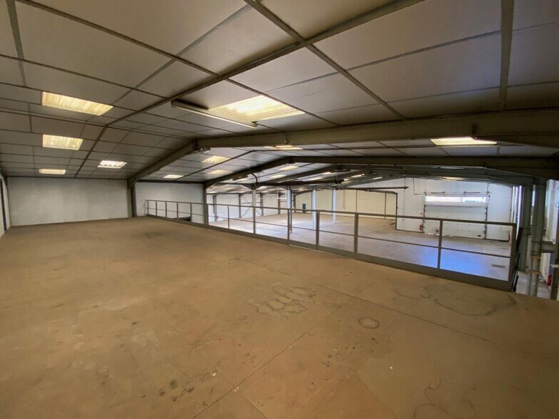 Light Industrial in CIVRIEUX-D'AZERGUES for sale - Interior Photo - Image 3 of 9