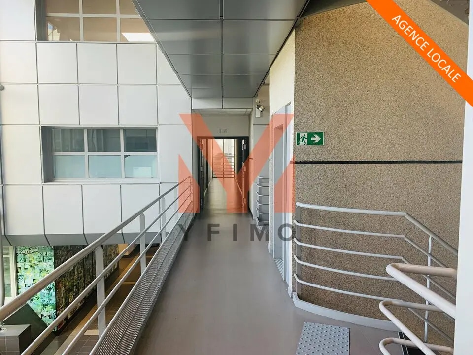 Location Bureaux 100 m² - Photo 1