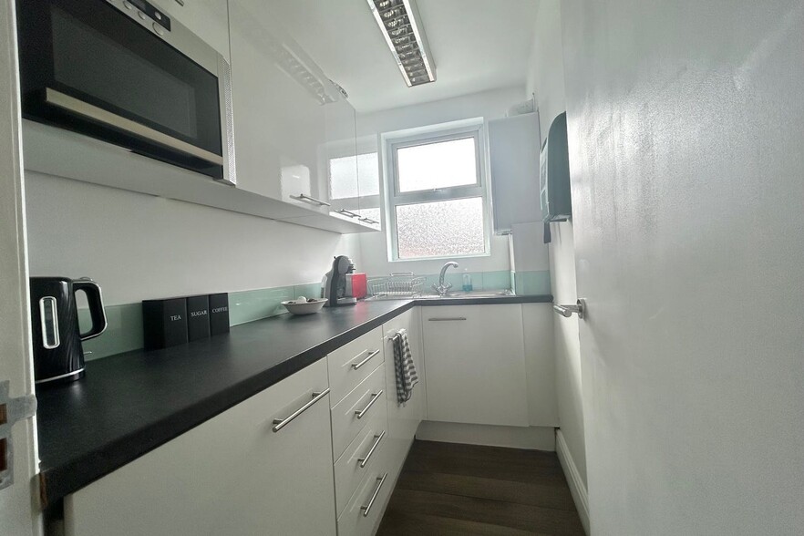 241 Chertsey Rd, Addlestone to rent - Interior Photo - Image 2 of 7