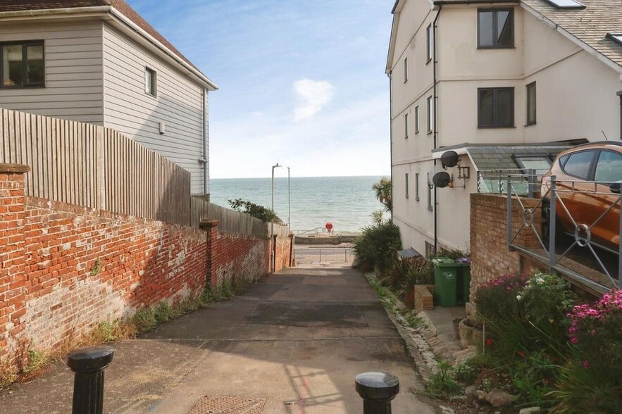 8-9 Wellington Ter, Folkestone for sale - Building Photo - Image 3 of 11