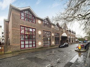 Putney Bridge Rd, London for rent Primary Photo- Image 1 of 39