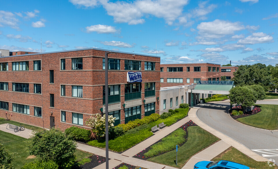 300 Baker Ave, Concord, MA for rent - Building Photo - Image 1 of 7