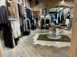 Retail in Barcelona, Barcelona to rent Interior Photo- Image 2 of 12