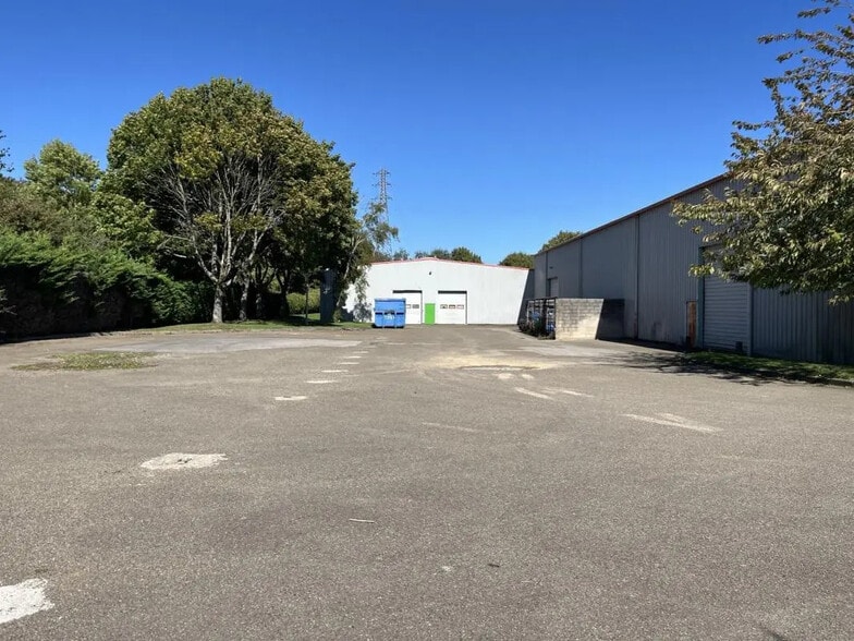 6 Avenue Jean Rostand, Trappes to rent - Building Photo - Image 2 of 11