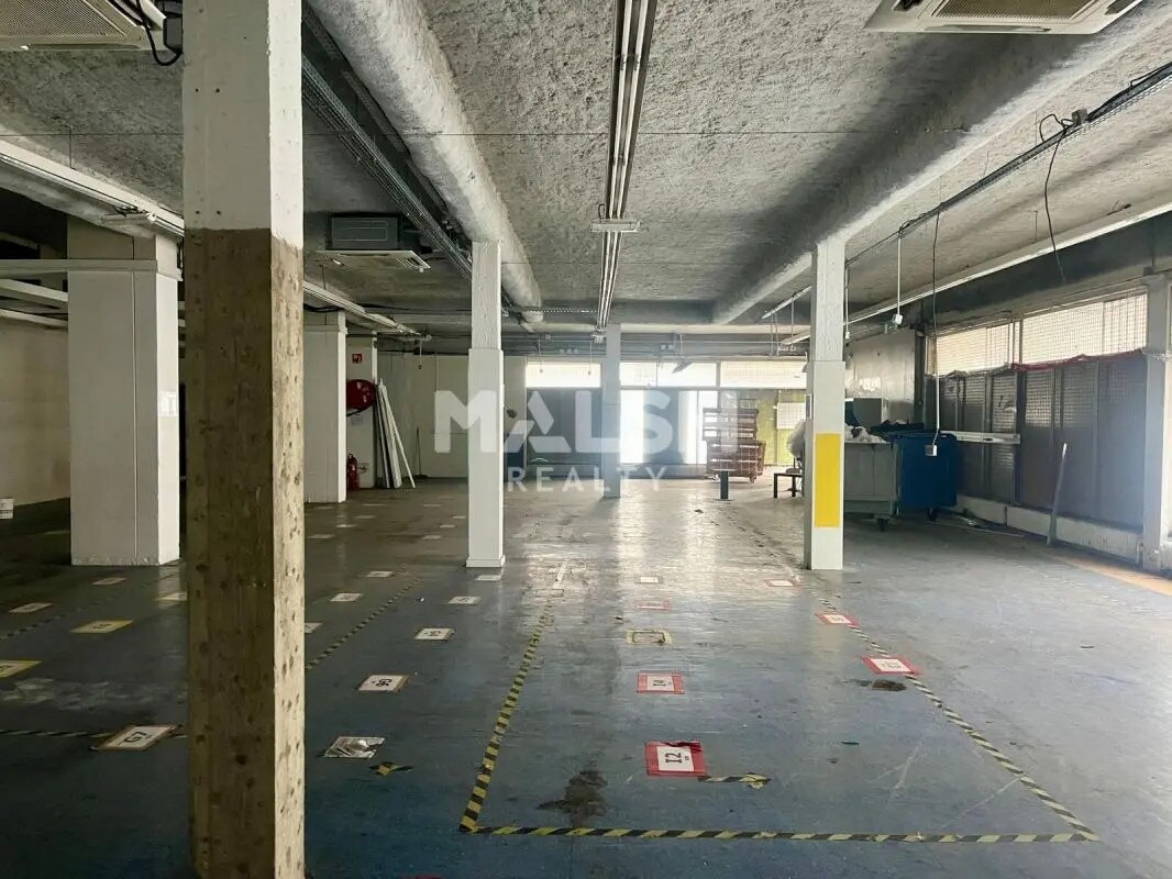 Retail in Lyon to rent Interior Photo- Image 1 of 6