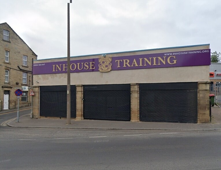 46 Wellington Rd, Dewsbury to rent - Primary Photo - Image 1 of 1