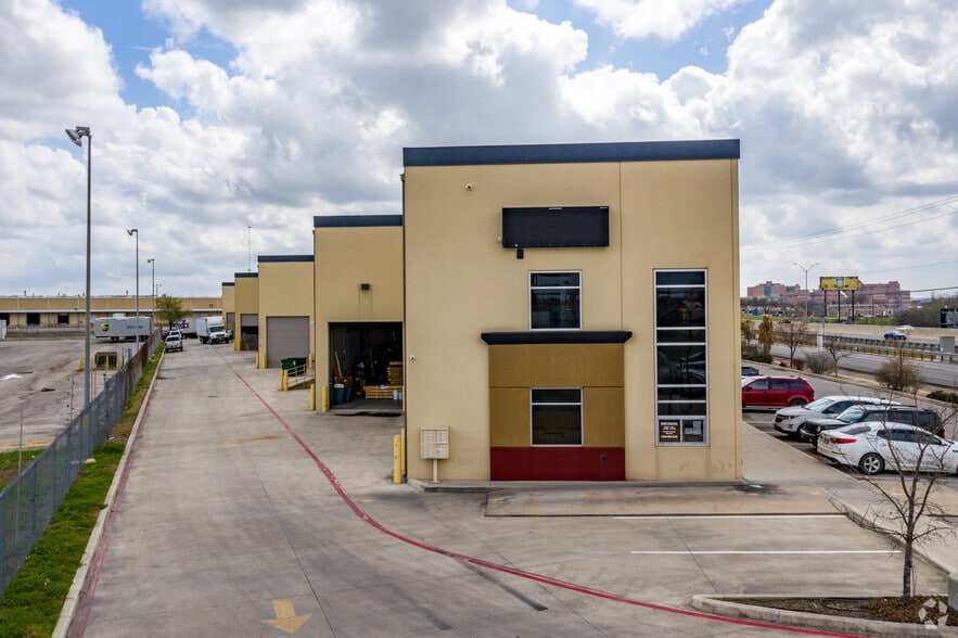 4400-4420 N Interstate 35, San Antonio, TX to rent - Building Photo - Image 3 of 5