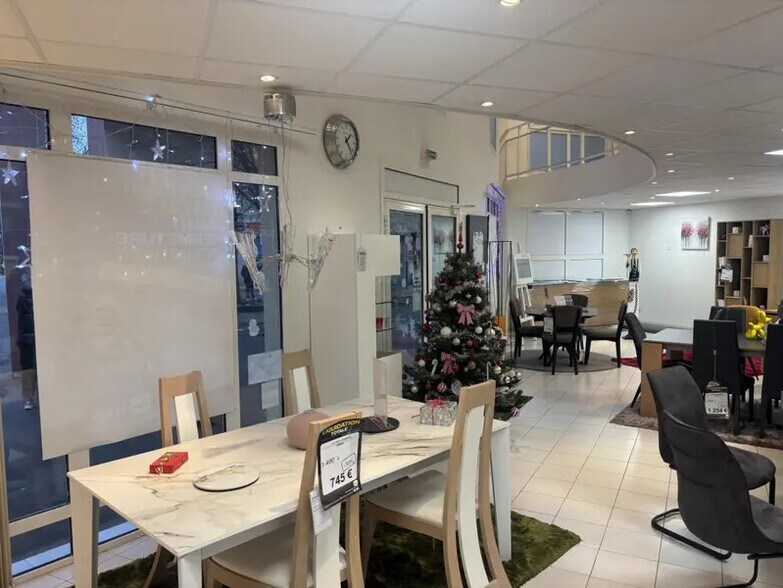 Retail in Aubagne to rent - Interior Photo - Image 2 of 6