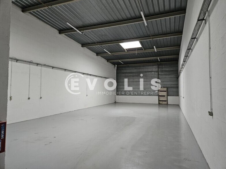 4 Route De Longjumeau, Chilly-Mazarin to rent - Building Photo - Image 3 of 13
