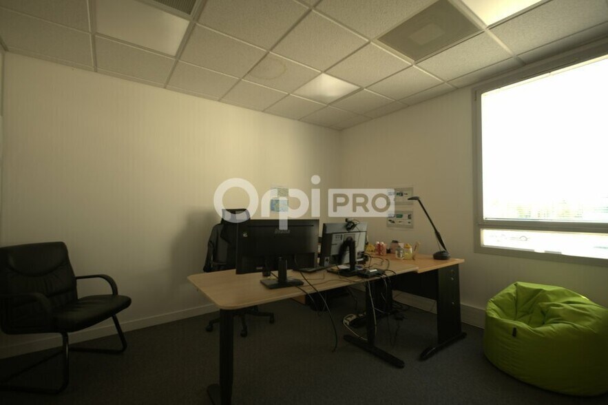 9 Allée Irène Joliot Curie, Saint-Priest to rent - Interior Photo - Image 3 of 12