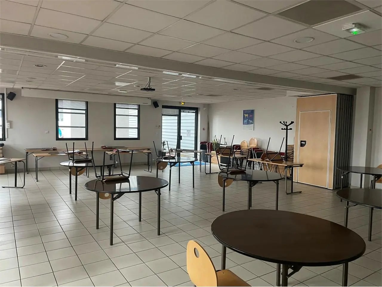 Office in Miribel to rent Interior Photo- Image 1 of 1