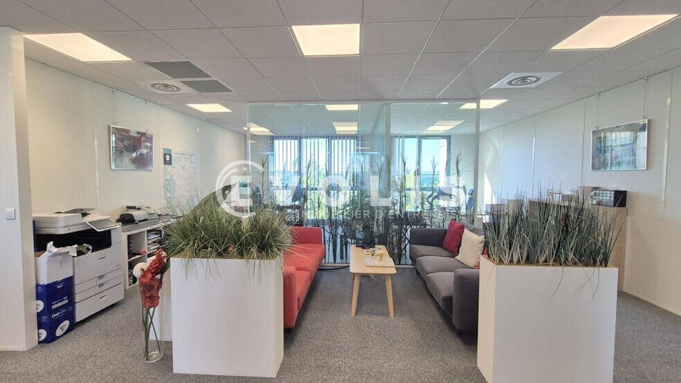 Office in Serris to rent - Interior Photo - Image 1 of 10