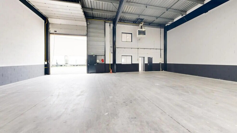 Industrial in Bezons to rent - Building Photo - Image 3 of 11