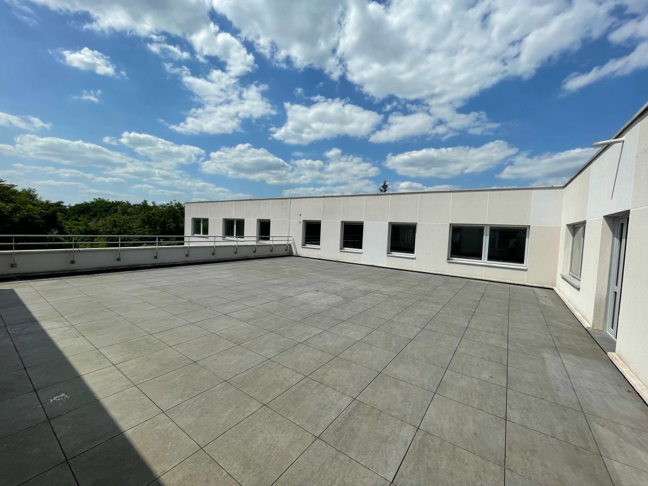 Light Industrial in Nanterre to rent Building Photo- Image 1 of 13