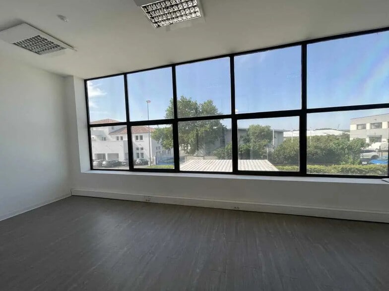 Office in Éguilles to rent - Interior Photo - Image 2 of 6