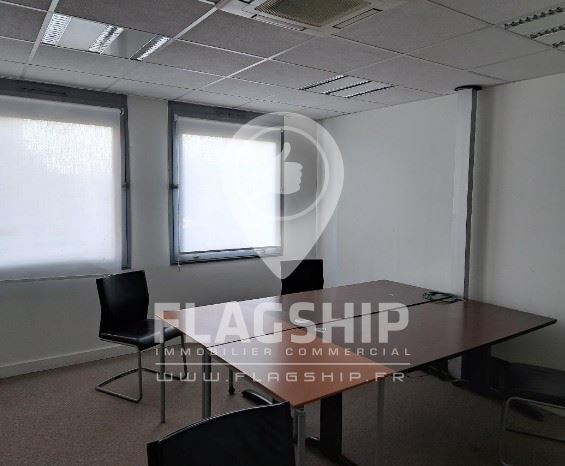 Retail in LA VARENNE SAINT HILAIRE to rent - Interior Photo - Image 3 of 10