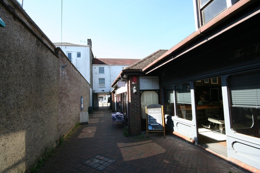 3 The Cornmarket, Warminster to rent - Building Photo - Image 3 of 6