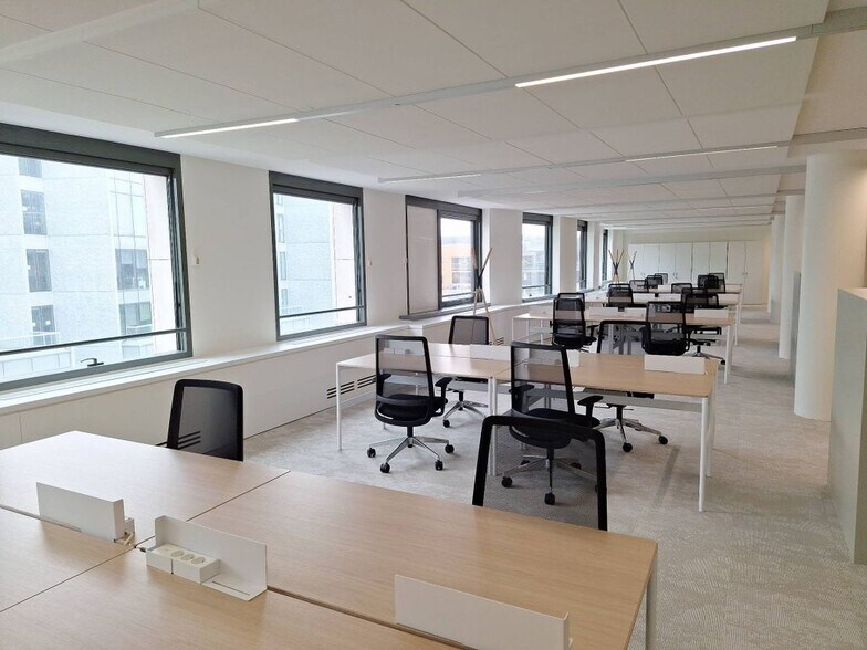 19-27 Rue Camille Desmoulins, Issy-les-Moulineaux to rent - Building Photo - Image 3 of 9