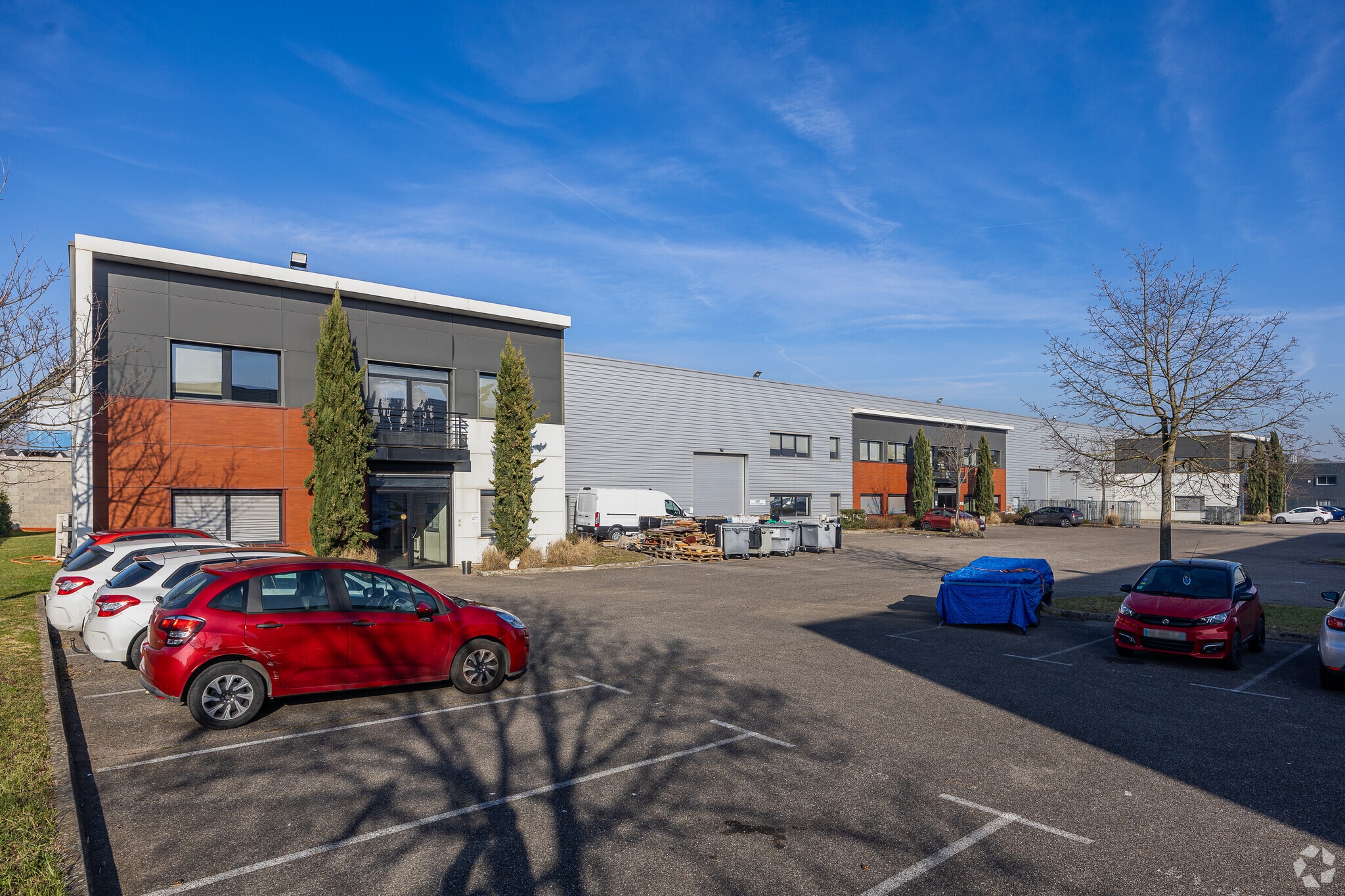 Light Industrial in Décines-Charpieu to rent Building Photo- Image 1 of 6