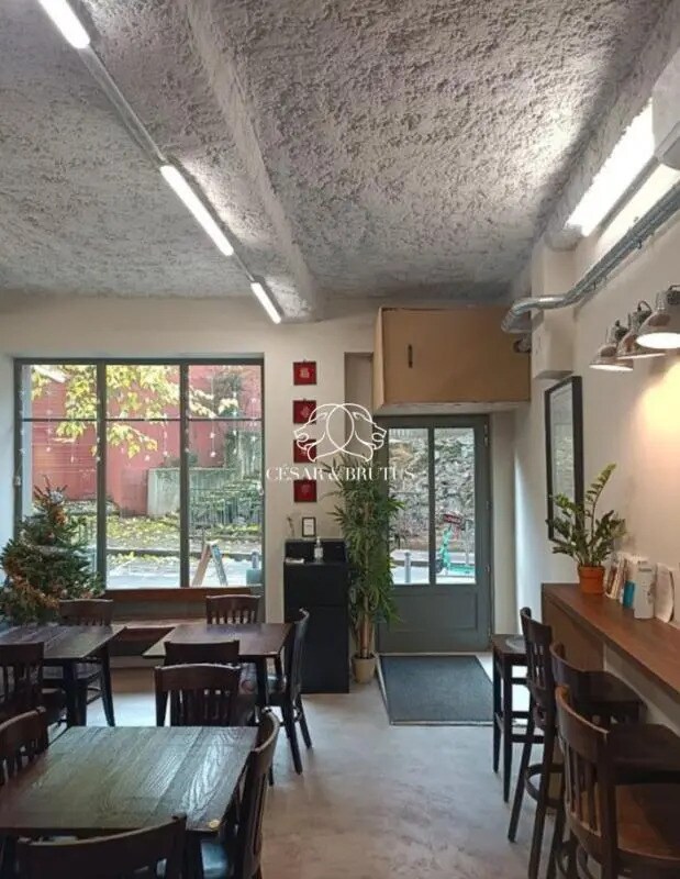 Retail in Lyon to rent Building Photo- Image 1 of 2