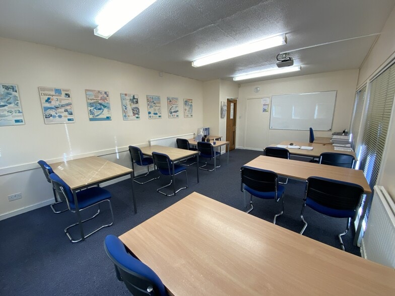 1A Silverburn Cres, Aberdeen to rent - Building Photo - Image 2 of 3