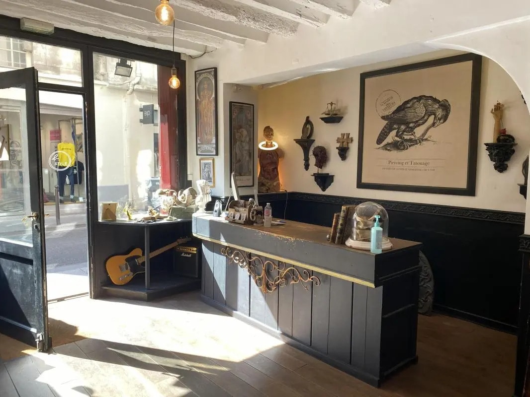 Retail in Paris to rent Interior Photo- Image 1 of 5