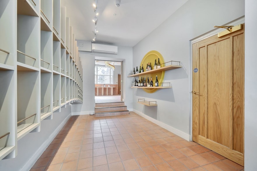 102 Islington High St, London to rent - Building Photo - Image 2 of 5