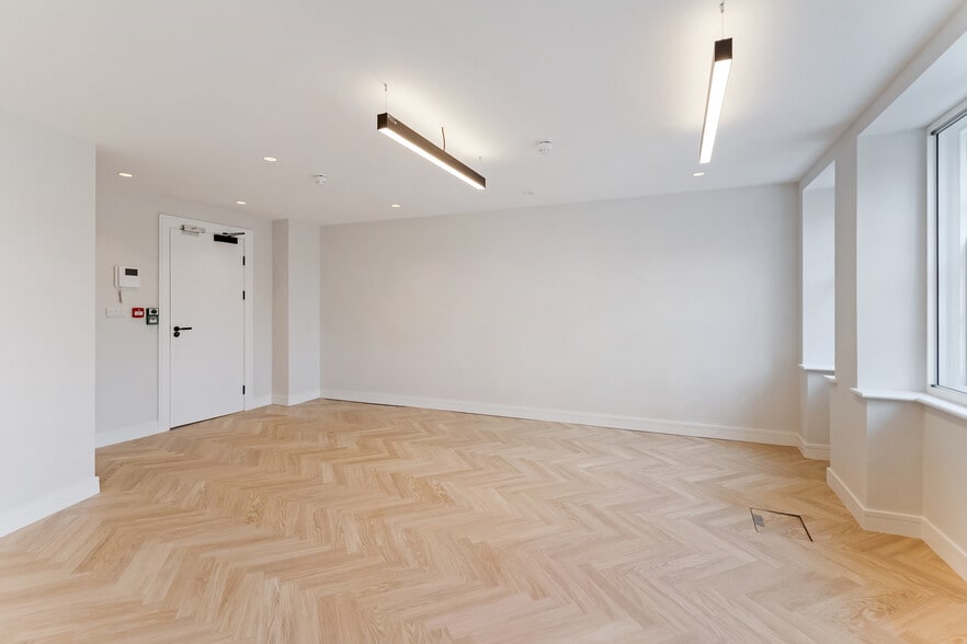 49-56 Sloane Sq, London to rent - Interior Photo - Image 2 of 9
