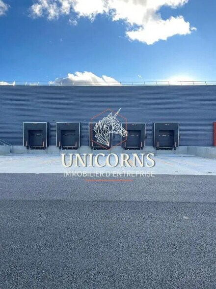 Industrial in Toulouse to rent - Building Photo - Image 2 of 4