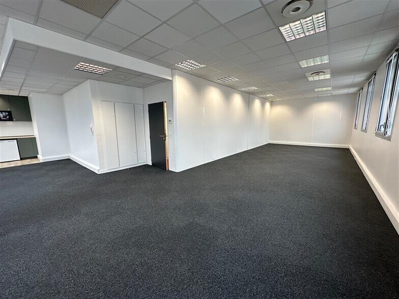Office in Champs-sur-Marne to rent - Interior Photo - Image 1 of 6