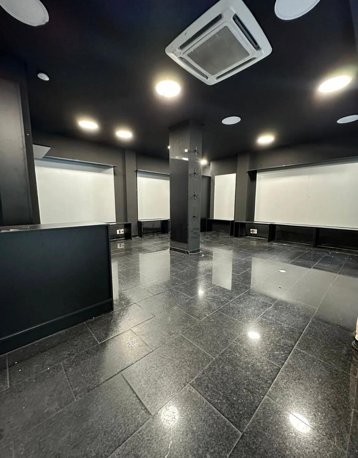 Retail in Madrid, Madrid to rent Interior Photo- Image 1 of 6