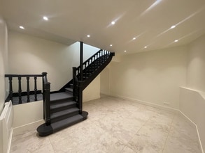 Retail in Paris to rent Interior Photo- Image 2 of 4