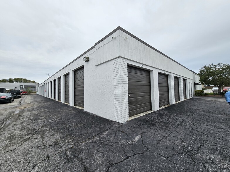 1315 S Killian Dr, Lake Park, FL for rent - Building Photo - Image 2 of 5