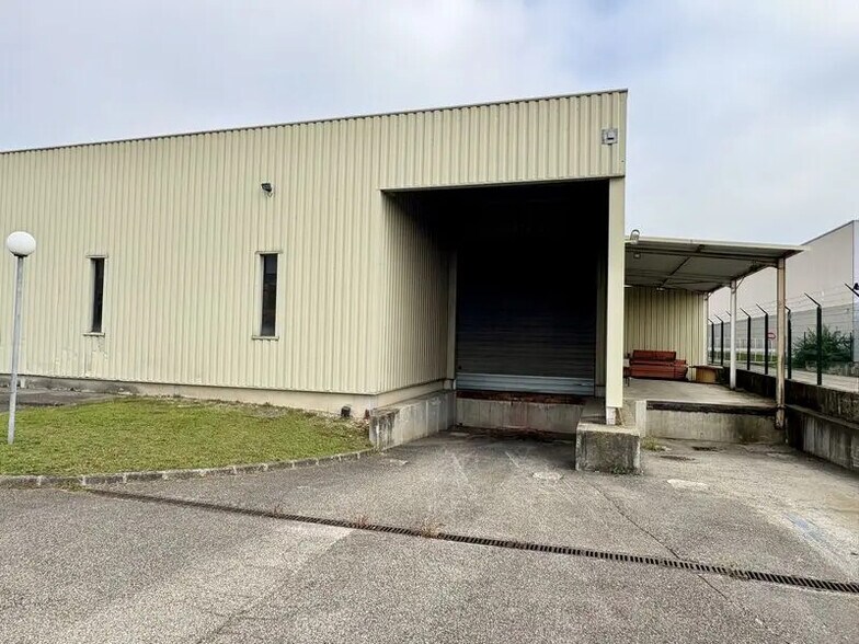 Light Industrial in Genas to rent - Building Photo - Image 3 of 13