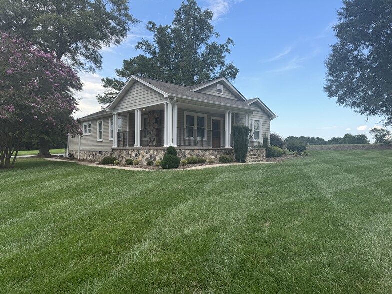 311 E College Ave, Shelby, NC for sale - Primary Photo - Image 1 of 8