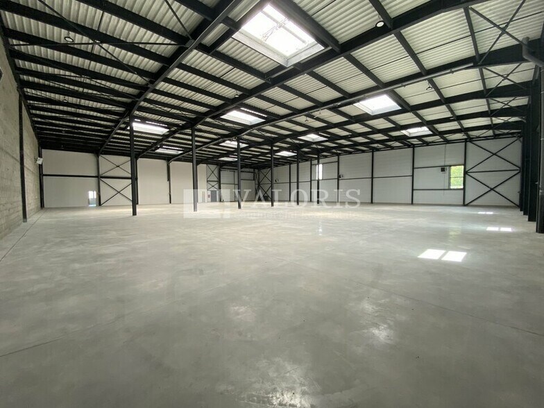 Light Industrial in Colombier-Saugnieu to rent - Building Photo - Image 2 of 3