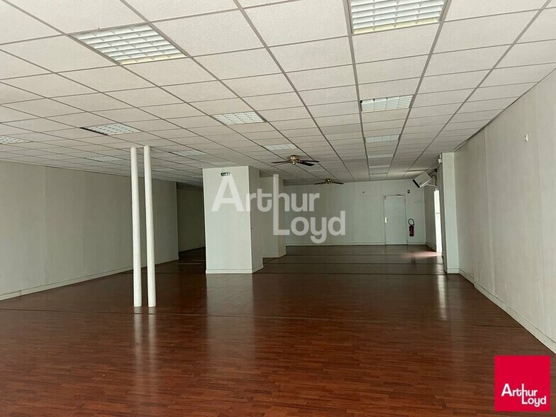 Retail in Vendôme for sale - Interior Photo - Image 1 of 2